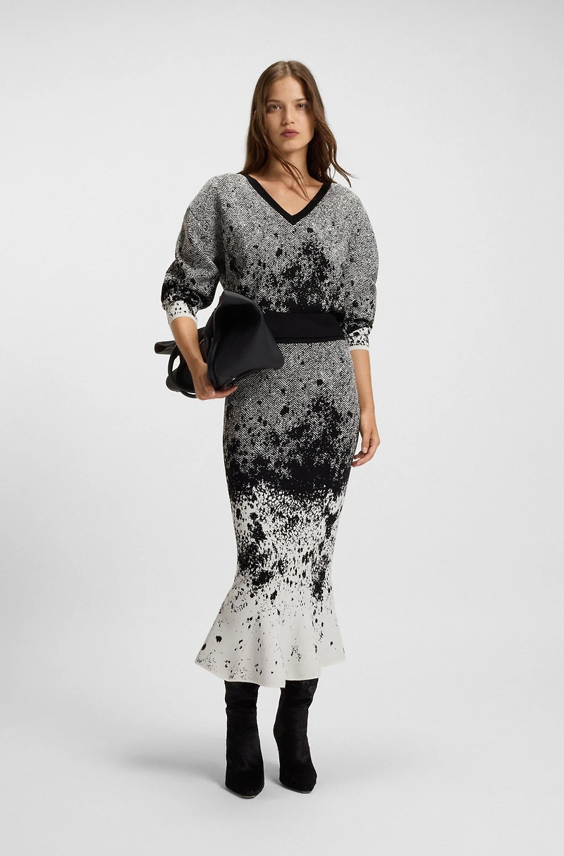 Cropped sweater with V neckline