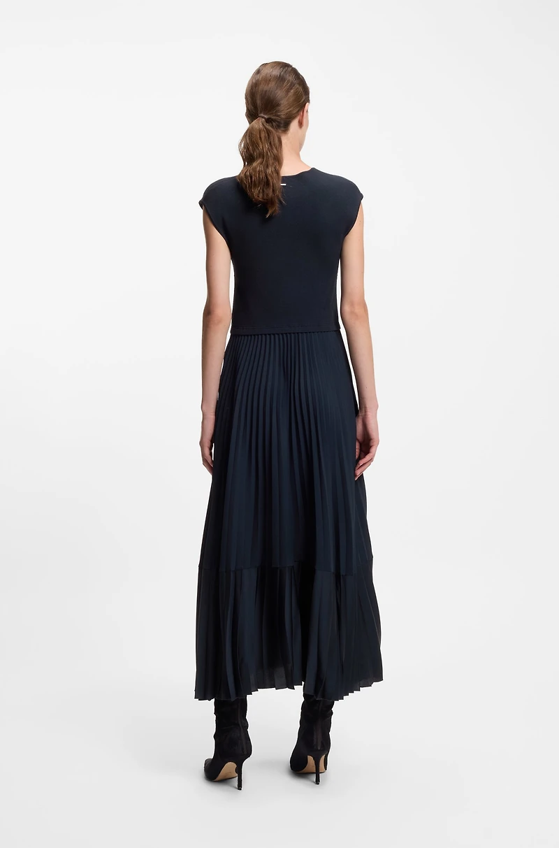 Knitted dress with plissé skirt part