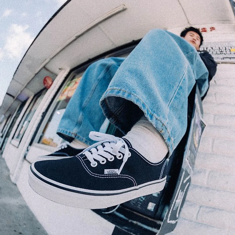 Chaussure de skate Vans Authentic - Noire / Blanche