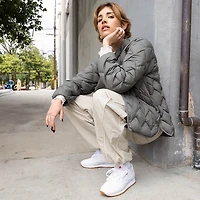 Chaussure athlétique Reebok Classic en cuir pour femmes - Blanche / Gomme