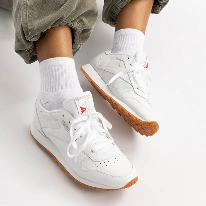 Chaussure athlétique Reebok Classic en cuir pour femmes - Blanche / Gomme