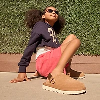 UGG® Goldenstar Clog - Little Kid / Big Kid - Chestnut