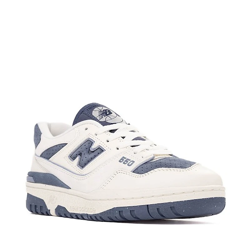 Chaussure athlétique New Balance 550 pour femmes - Blanc cassé / Bleu indigo