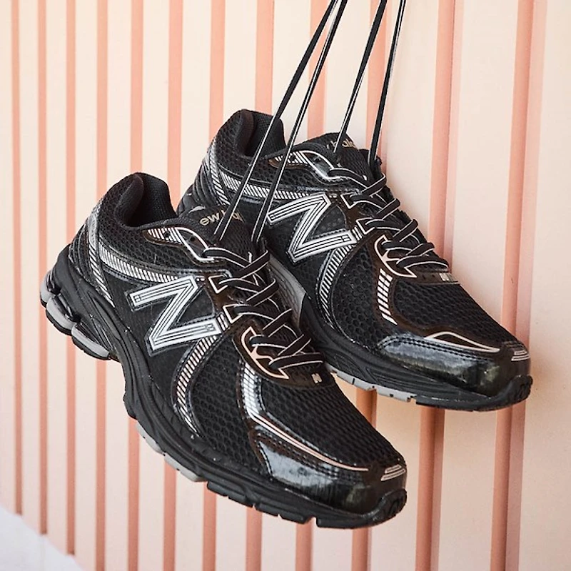 New Balance 860v2 Athletic Shoe - Black / Silver Metallic
