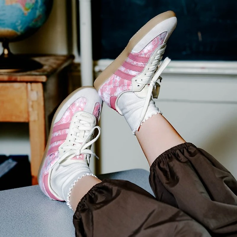 Chaussure athlétique adidas Samba OG pour femmes - Blanc cassé / Rose