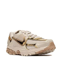 Chaussure athlétique Nike Zoom Vomero 5 pour femmes - Brun Orewood clair / Or métallisé Chanvre