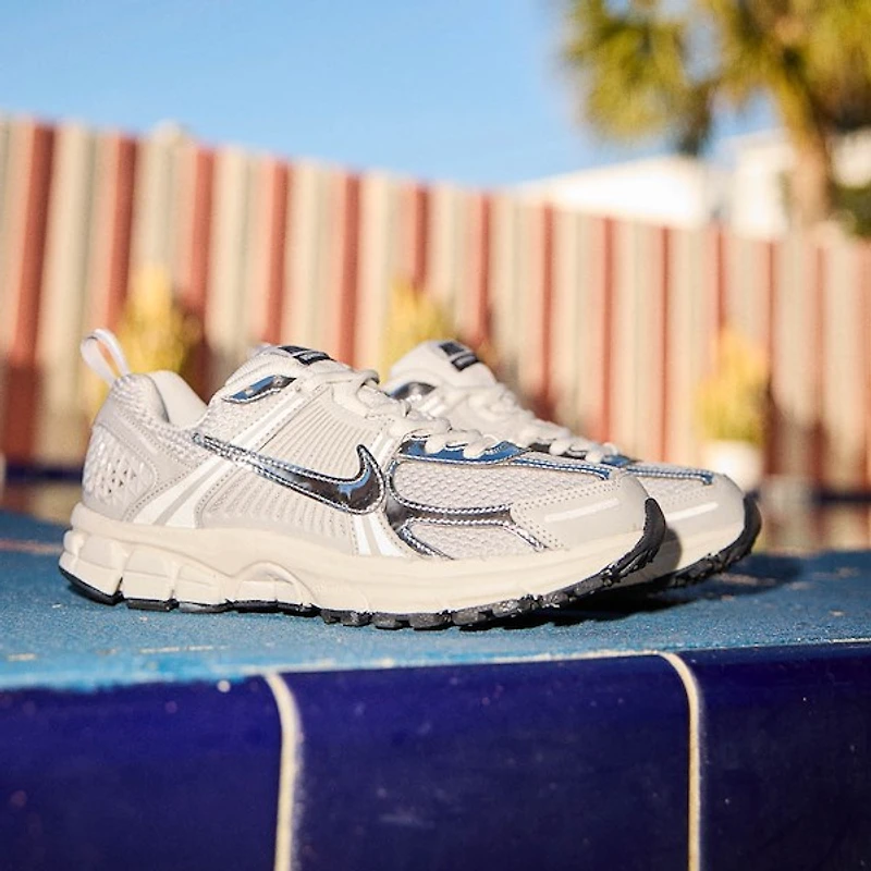 Nike Vomero 5 Athletic Shoe - Big Kid Photon Dust / Gridiron Sail Chrome