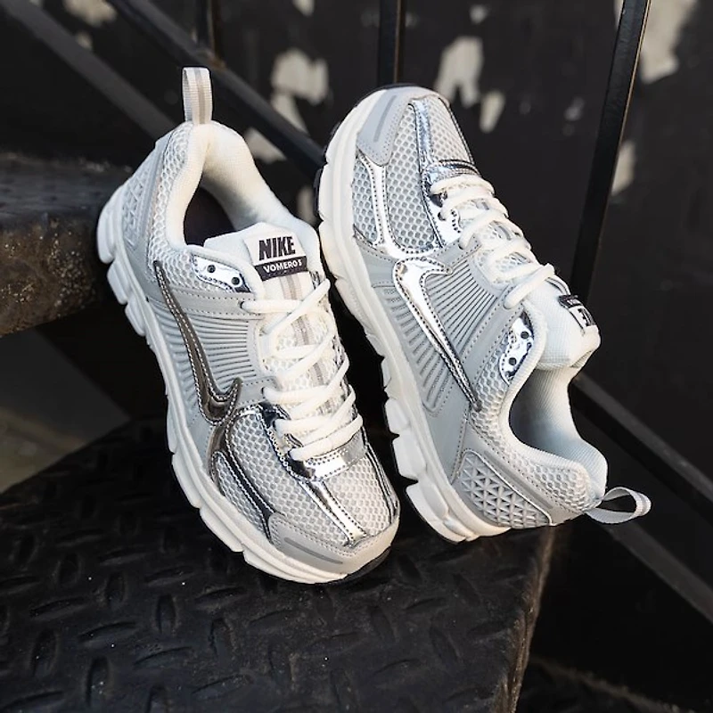 Nike Vomero 5 Athletic Shoe - Little Kid - Photon Dust / Gridiron / Sail / Chrome
