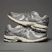 New Balance 860v2 Athletic Shoe - Grey / Medusa Green