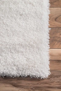 White Iliza Shag Area Rug, 5x8