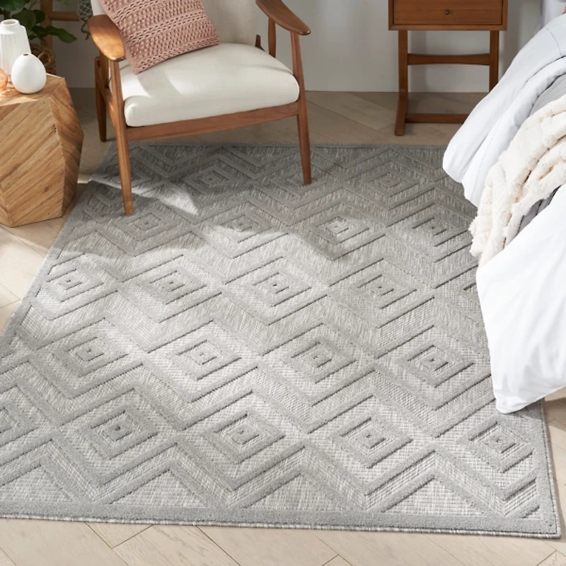 Silver Gray Diamond Indoor/Outdoor Area Rug, 4x6