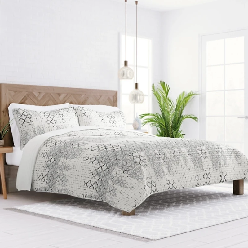 White Trellis Reversible 3-pc. Queen Quilt Set