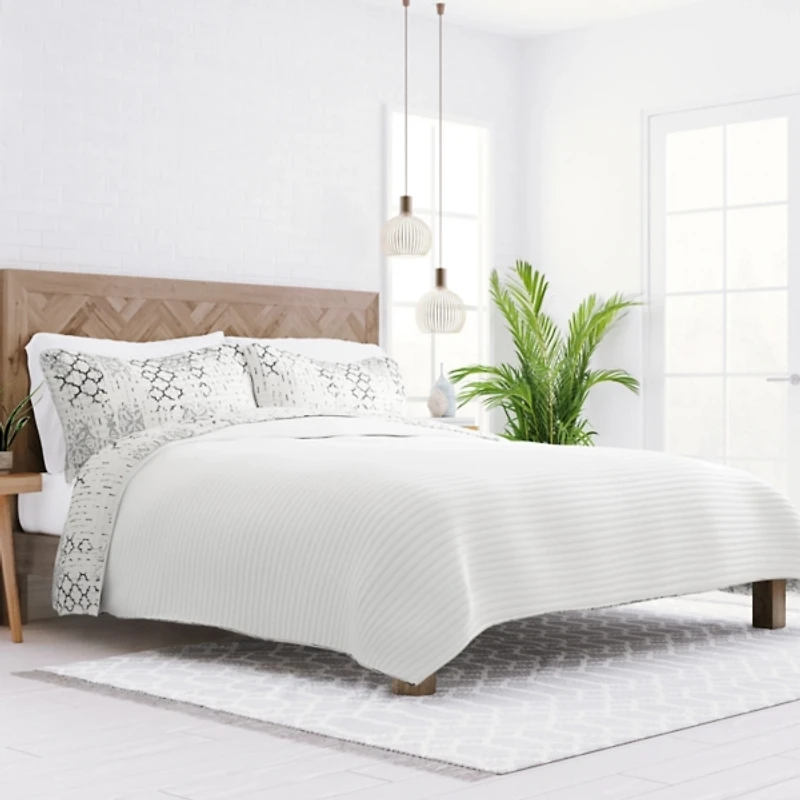 White Trellis Reversible 3-pc. King Quilt Set