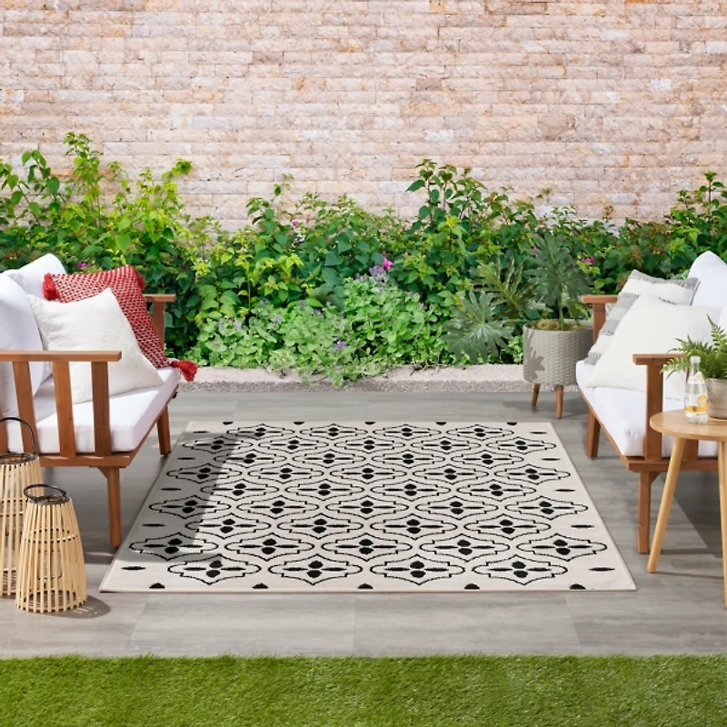 Ivory & Black Quatrefoil Indoor/Outdoor Rug
