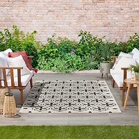 Ivory & Black Quatrefoil Indoor/Outdoor Rug