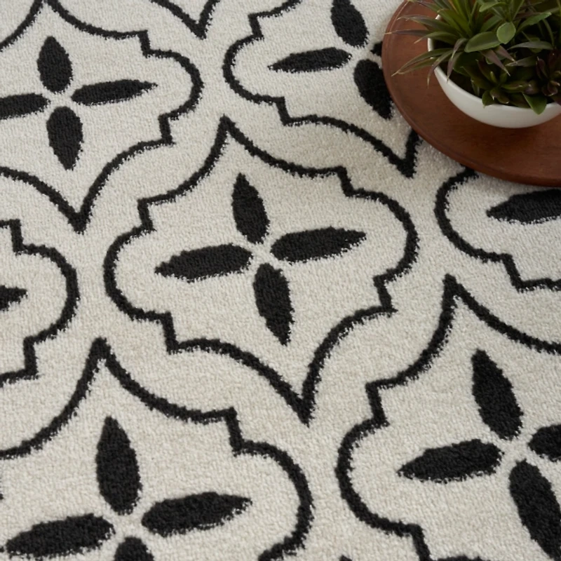 Ivory & Black Quatrefoil Indoor/Outdoor Rug