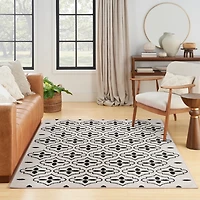 Ivory & Black Quatrefoil Indoor/Outdoor Rug