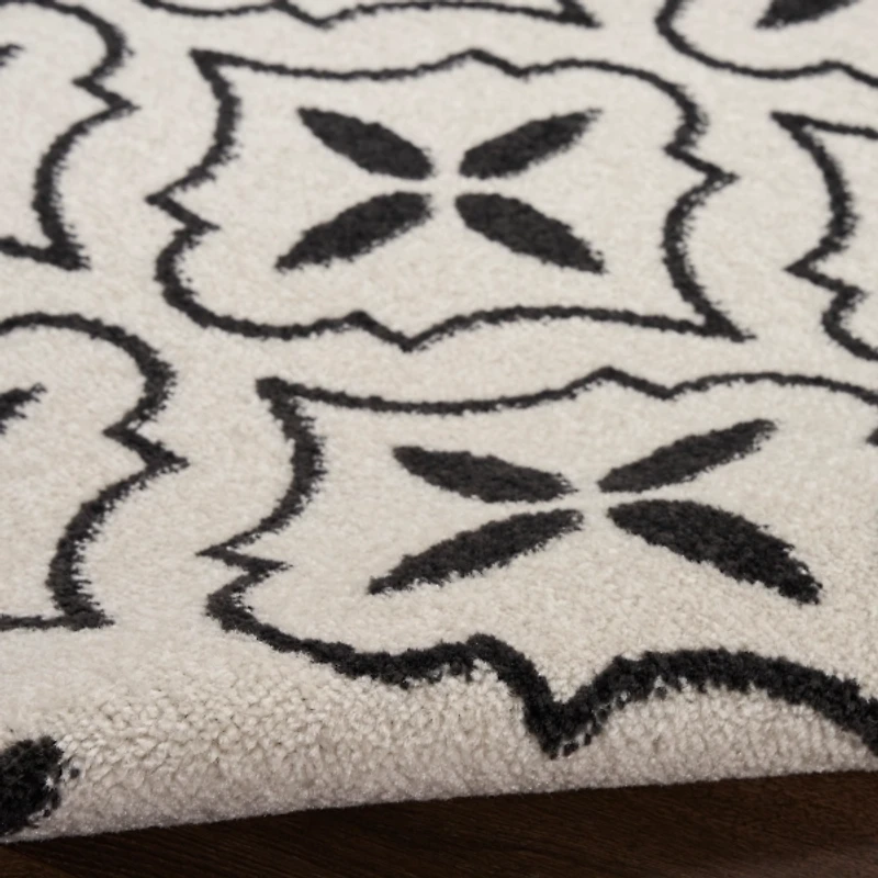 Ivory & Black Quatrefoil Indoor/Outdoor Rug