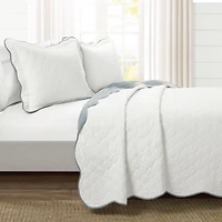 White and Blue Scallop 3-pc. Full/Queen Quilt Set