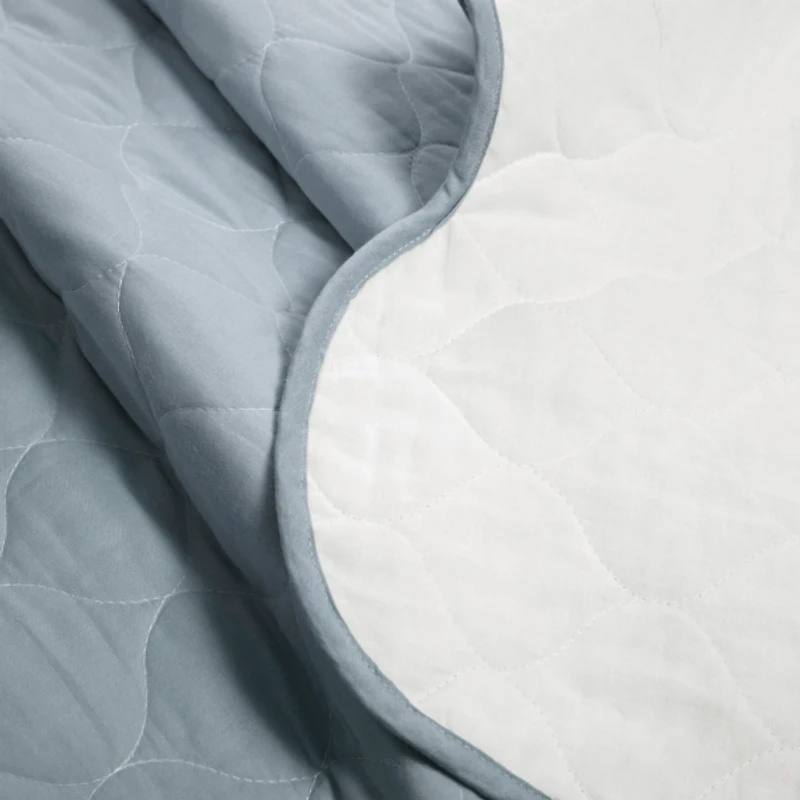 White and Blue Scallop 3-pc. Full/Queen Quilt Set