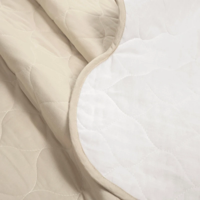 White and Tan Scallop 3-pc. Full/Queen Quilt Set