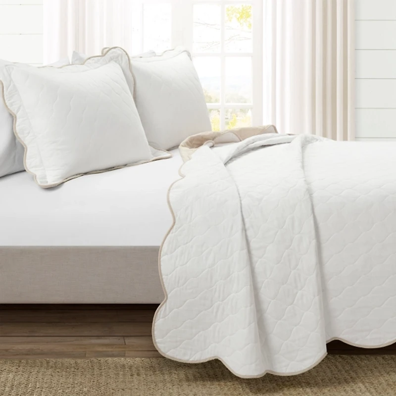 White and Tan Scallop 3-pc. King Quilt Set