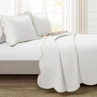 White and Tan Scallop 3-pc. King Quilt Set