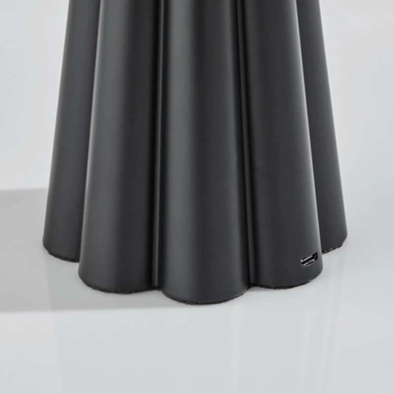 Black Scalloped LED Cordless Lamp
