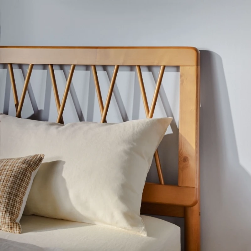 Caramel Wood Spindle Headboard Queen Bed