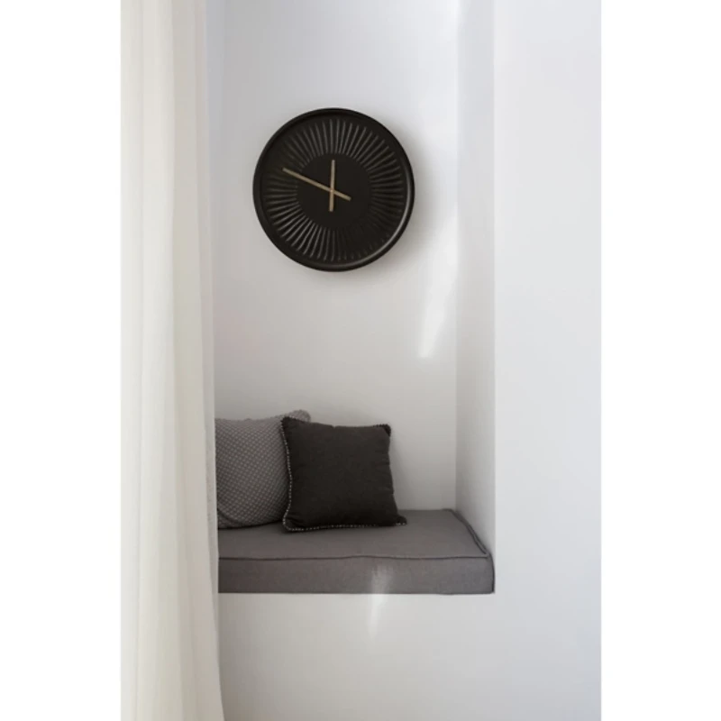 Black Numberless Round Clock