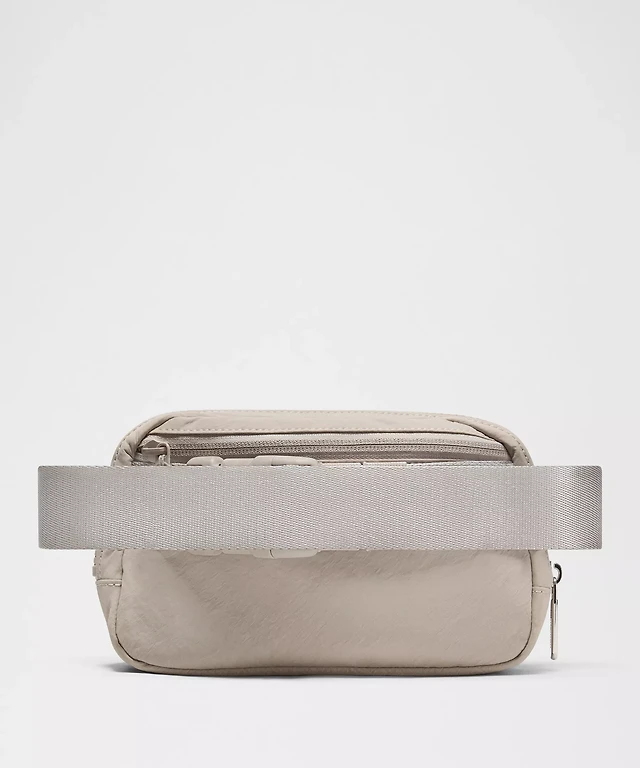 lululemon everywhere belt bag 1l studded Wordmark Crossbody Adjustable strap NEW Lululemon Light Gray Purple