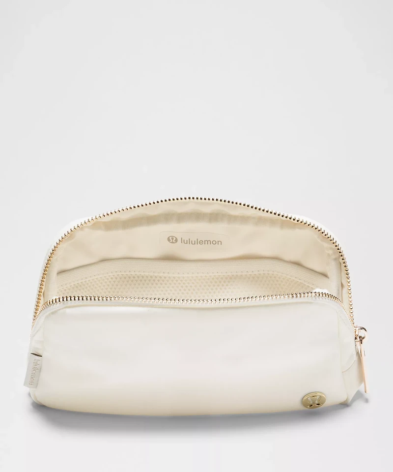 Everywhere Belt Bag 1L *Striped Wordmark