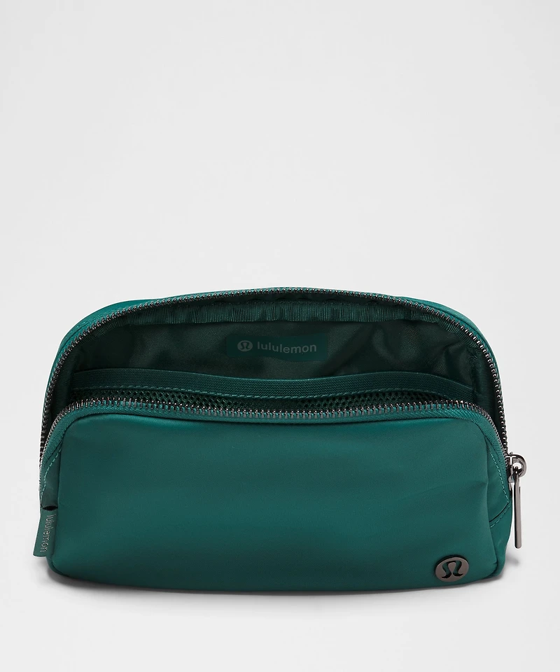 Everywhere Belt Bag 1L *Striped Wordmark