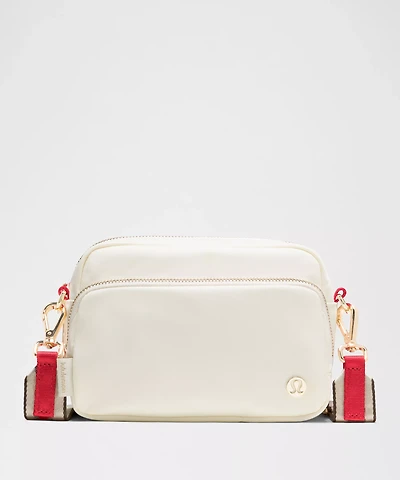 Everywhere Crossbody Bag 2L *Striped Wordmark