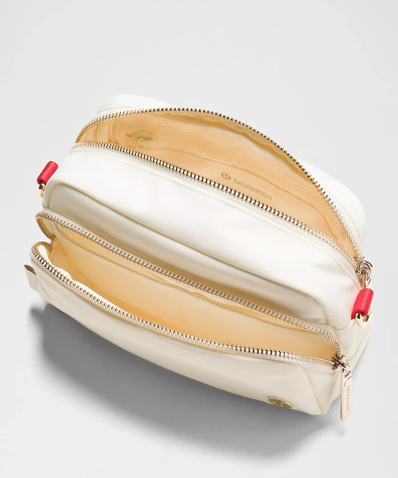 Everywhere Crossbody Bag 2L *Striped Wordmark