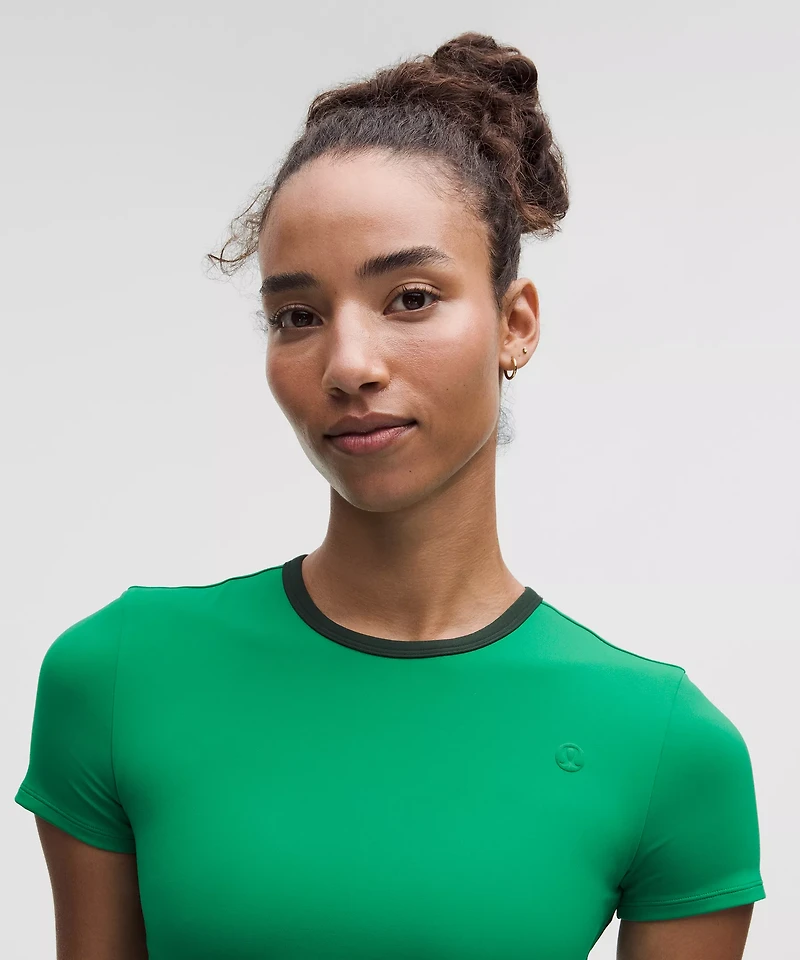 Tight-Fit Cropped Shelf-Bra T-Shirt *Light Support, B/C Cup