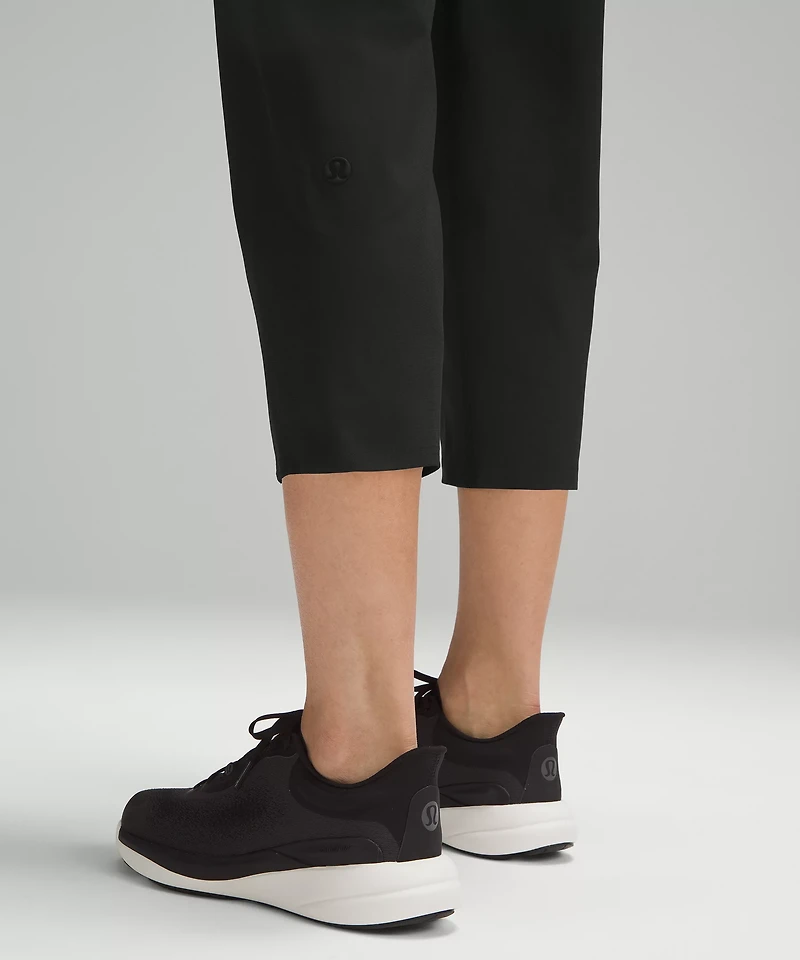Warpstreme Multi-Pocket Mid-Rise Golf Crop 24" | Women's Trousers