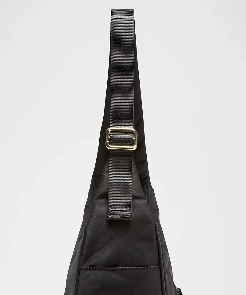 City Essentials Shoulder Bag 4L