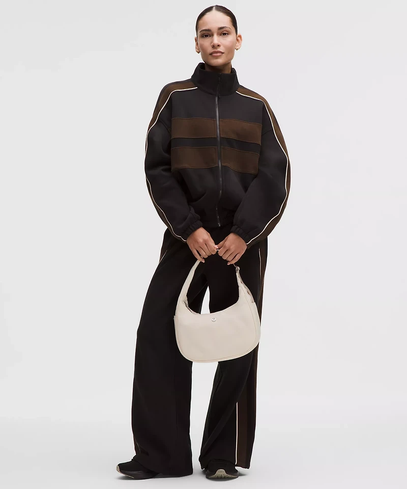 City Essentials Shoulder Bag 4L