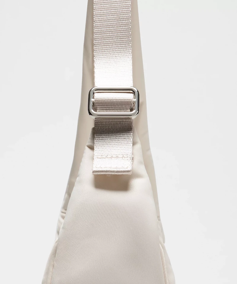 City Essentials Shoulder Bag 4L