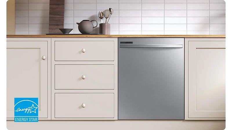 53 dBA Fingerprint-resistant Dishwasher with Adjustable Rack | Samsung Canada