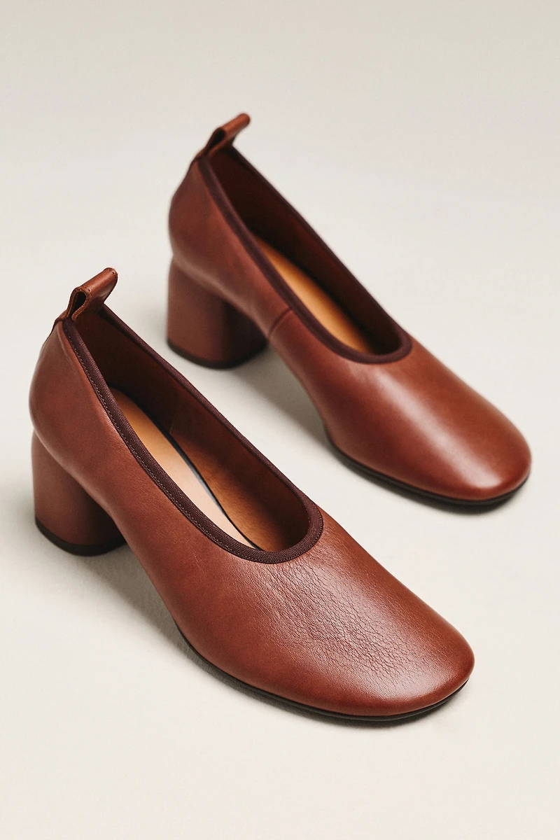 Glove Round-Toe Pumps