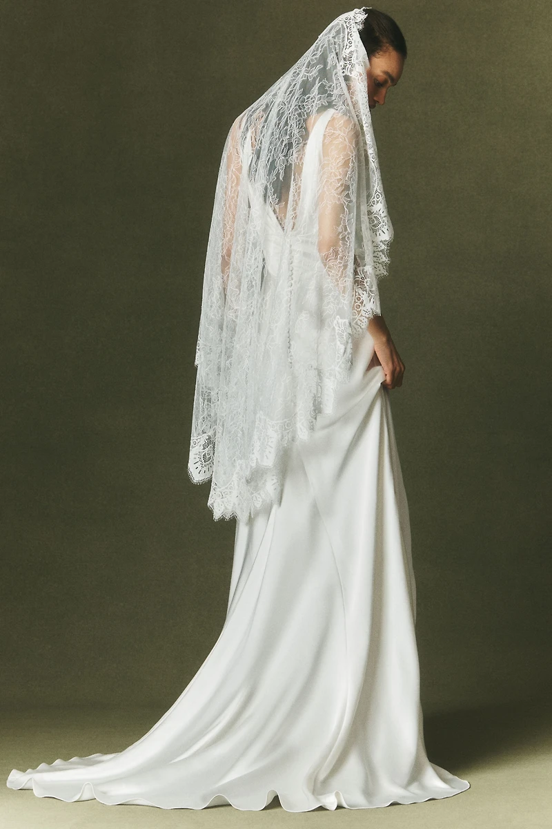 Watters Mantilla Lace Fingertip Veil