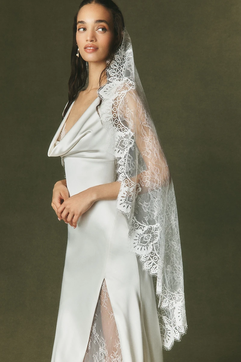 Watters Mantilla Lace Fingertip Veil