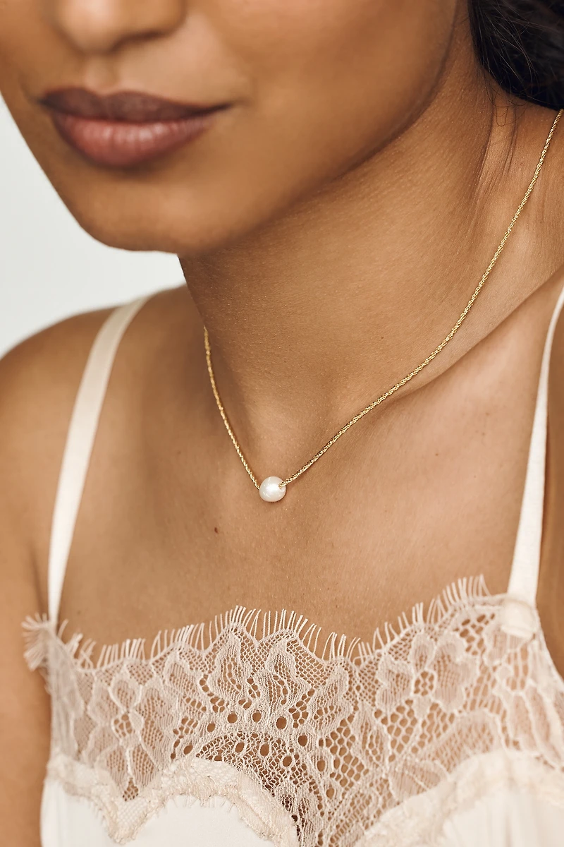 Delicate Pearl Pendant Necklace