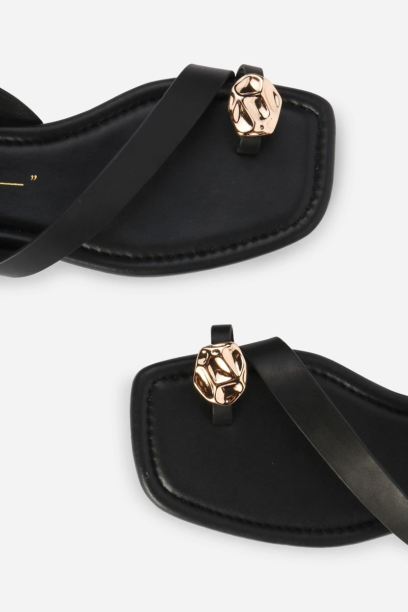 Intentionally Blank Roro Toe-Loop Sandals