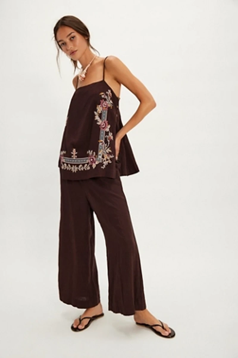 Sightseer Embroidered Linen Set