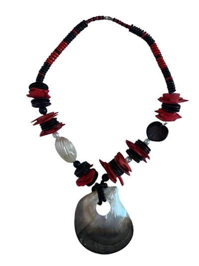 Vintage 1980s Giant Shell Statement Necklace Selected by SharpLilTeeth