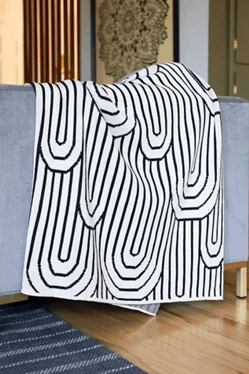 Seek & Swoon Bend Throw Blanket
