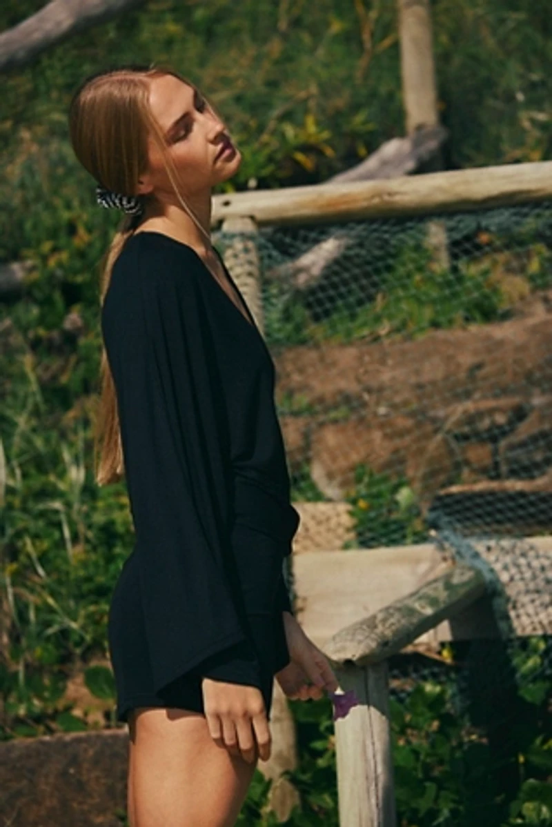 Good Feels V-Neck Mini
